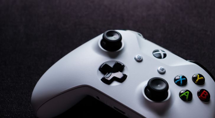 A white Xbox 360 controller