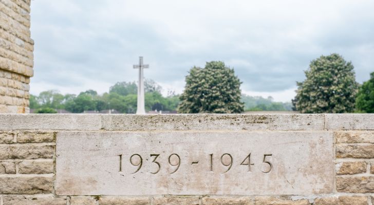 A large stone with "1939 - 1945" carved into to it to commemorate World War Two