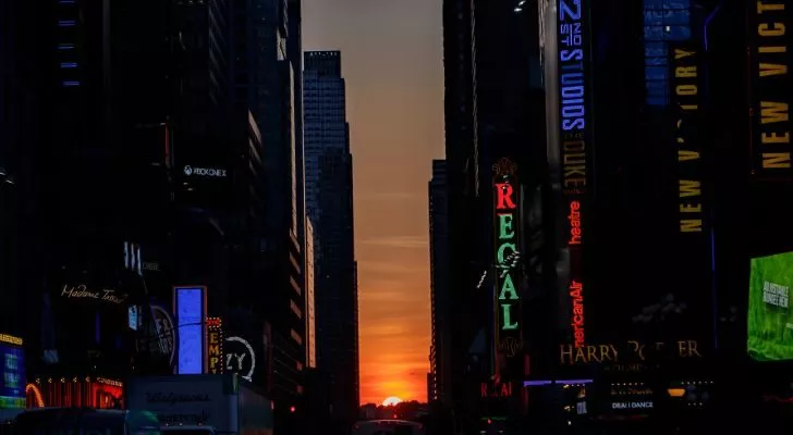 the Manhattanhenge phenomenon, with the sun setting between buildings in Manhattan