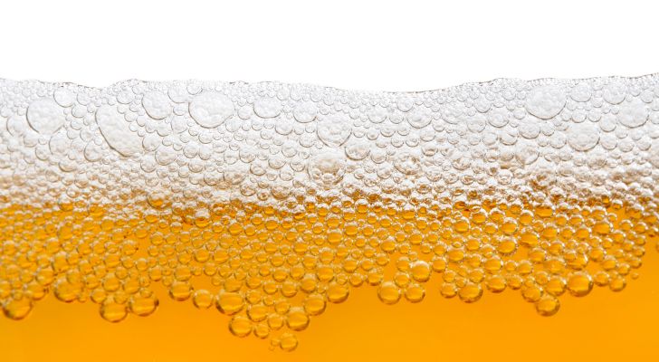 Bubbles clumping together to form the foam on top of a beer